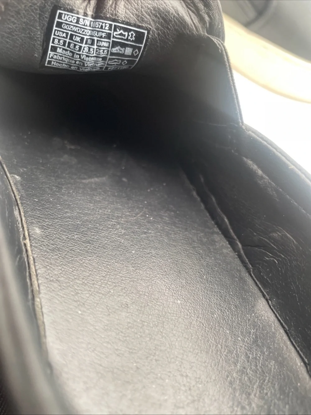 UGG‎ Women’s black leather Slip-On  Sneaker Loafer Comfort Size 8.5